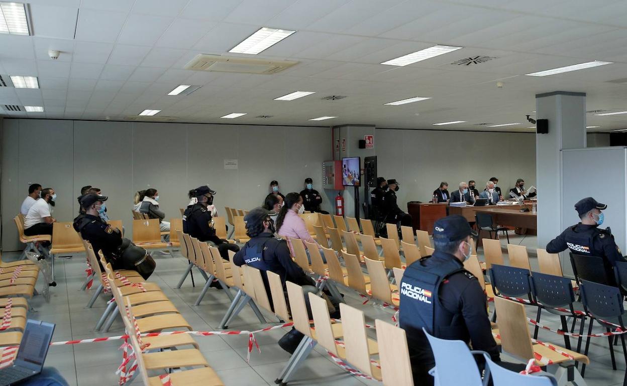 Agentes de la Policía Nacional rodean a los acusados, en una de las jornadas del juicio en la Ciudad de la Justicia. 