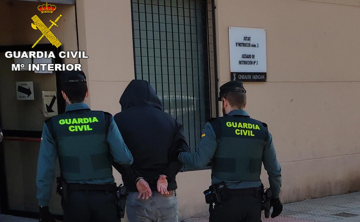 Un arrestado a su entrada los juzgados de guardia de Gandia. 