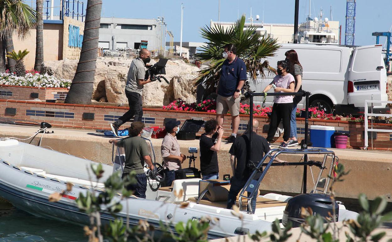 Los preparativos del rodaje de esta mañana en el puerto deportivo Marina de Dénia. 