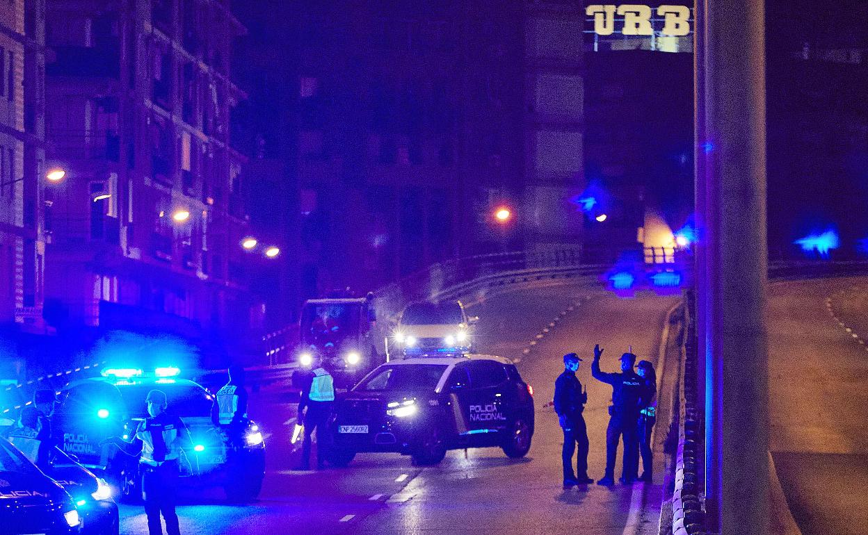 Agentes de la Policía Nacional durante un control nocturno en Valencia. 