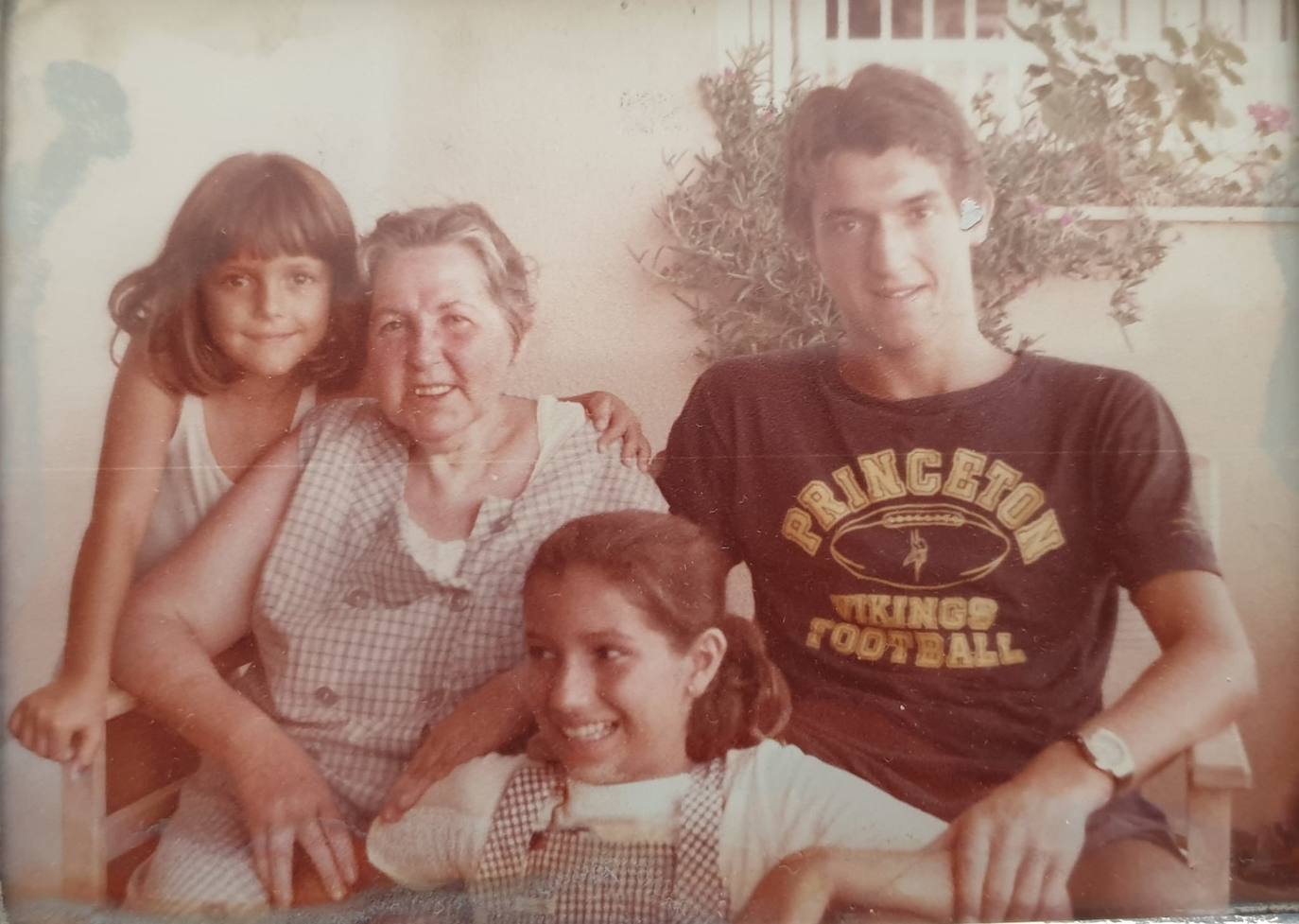 "Con mi prima Claudia, mi hermano Juan y Amparito, que me cuidó siempre".