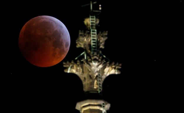 Llega la extraordinaria Superluna de mayo con un eclipse total: desde dónde verlo y a qué hora