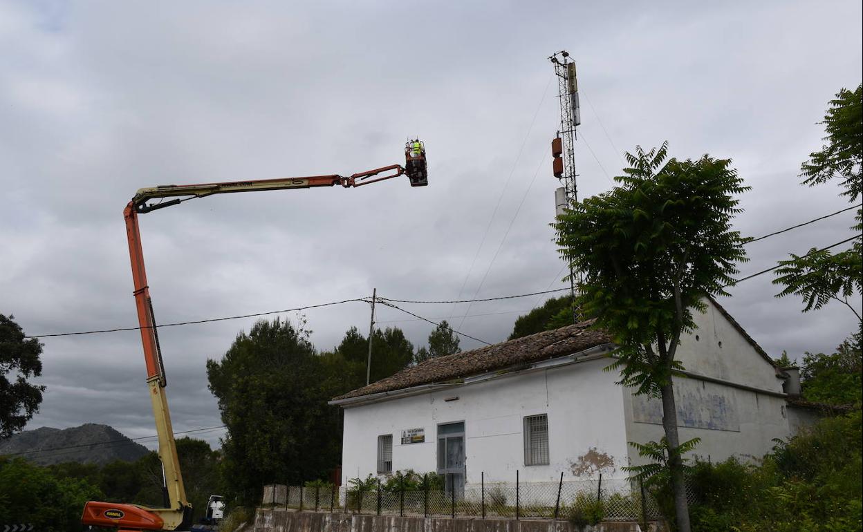 Un operario realiza las pruebas de la antena desde una máquina elevadora. 