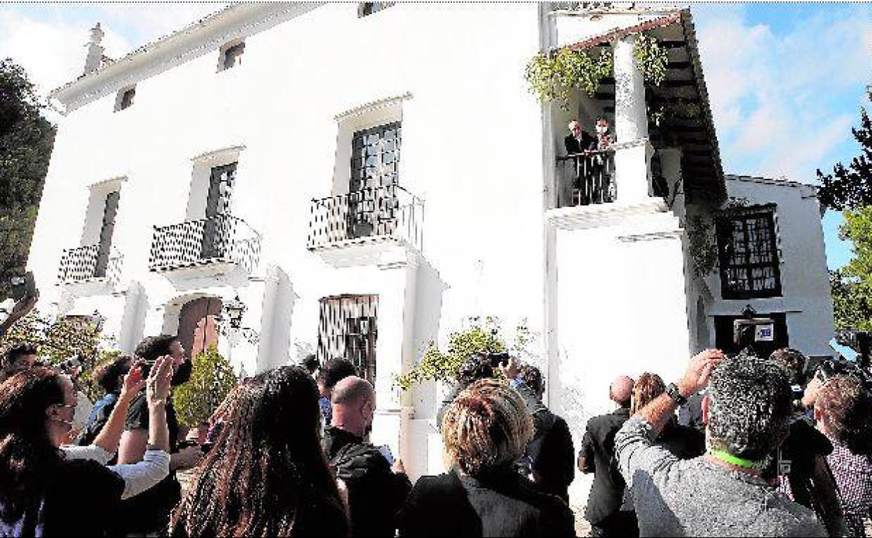 Brines en el balcón durante el brindis por el Premio Cervantes celebrado en noviembre de 2020. 