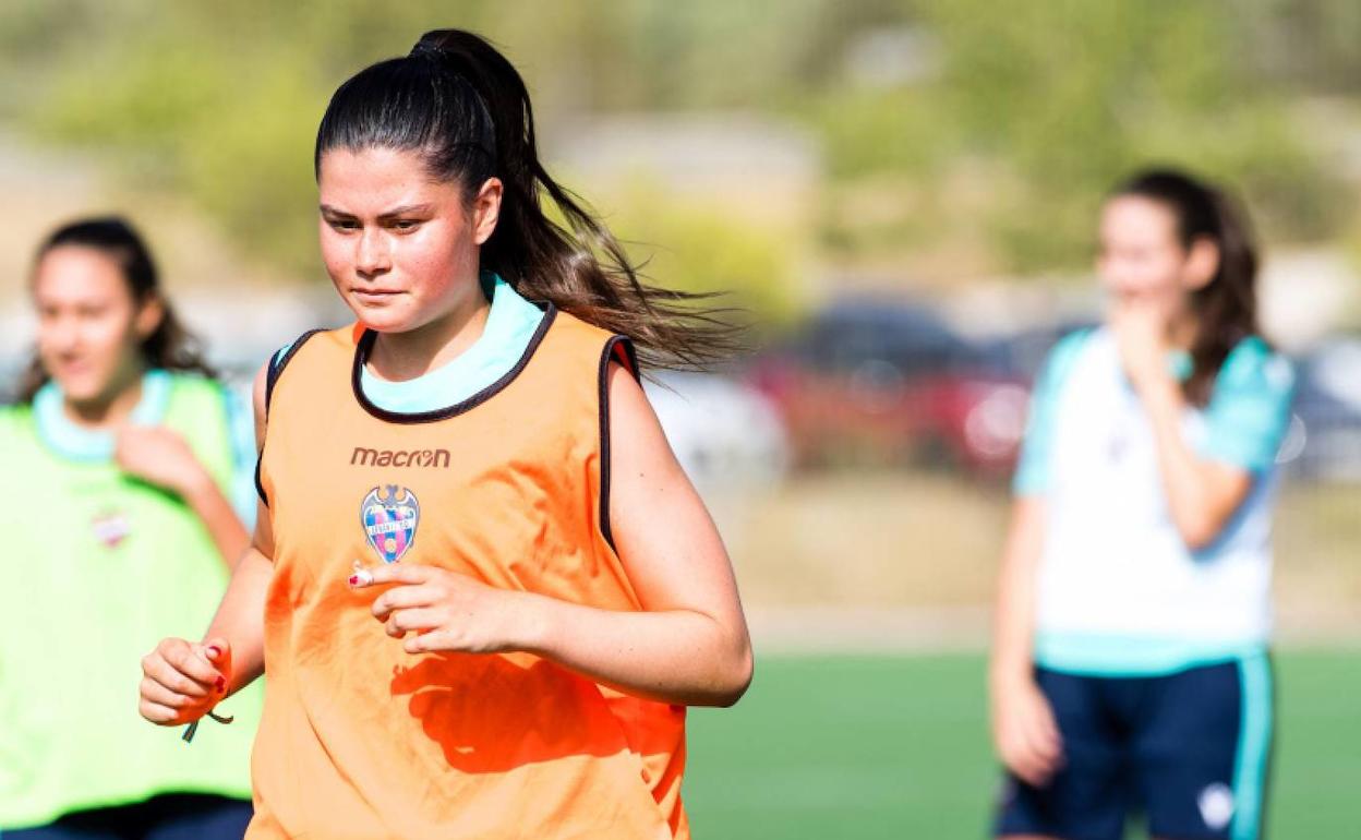 María Méndez, durante un entrenamiento del Levante Femenino.