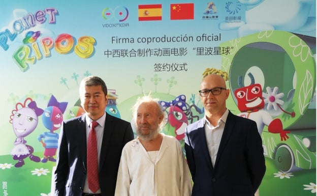 Ripollés, en el centro de la imagen, y a la derecha el director Manuel J. García. 