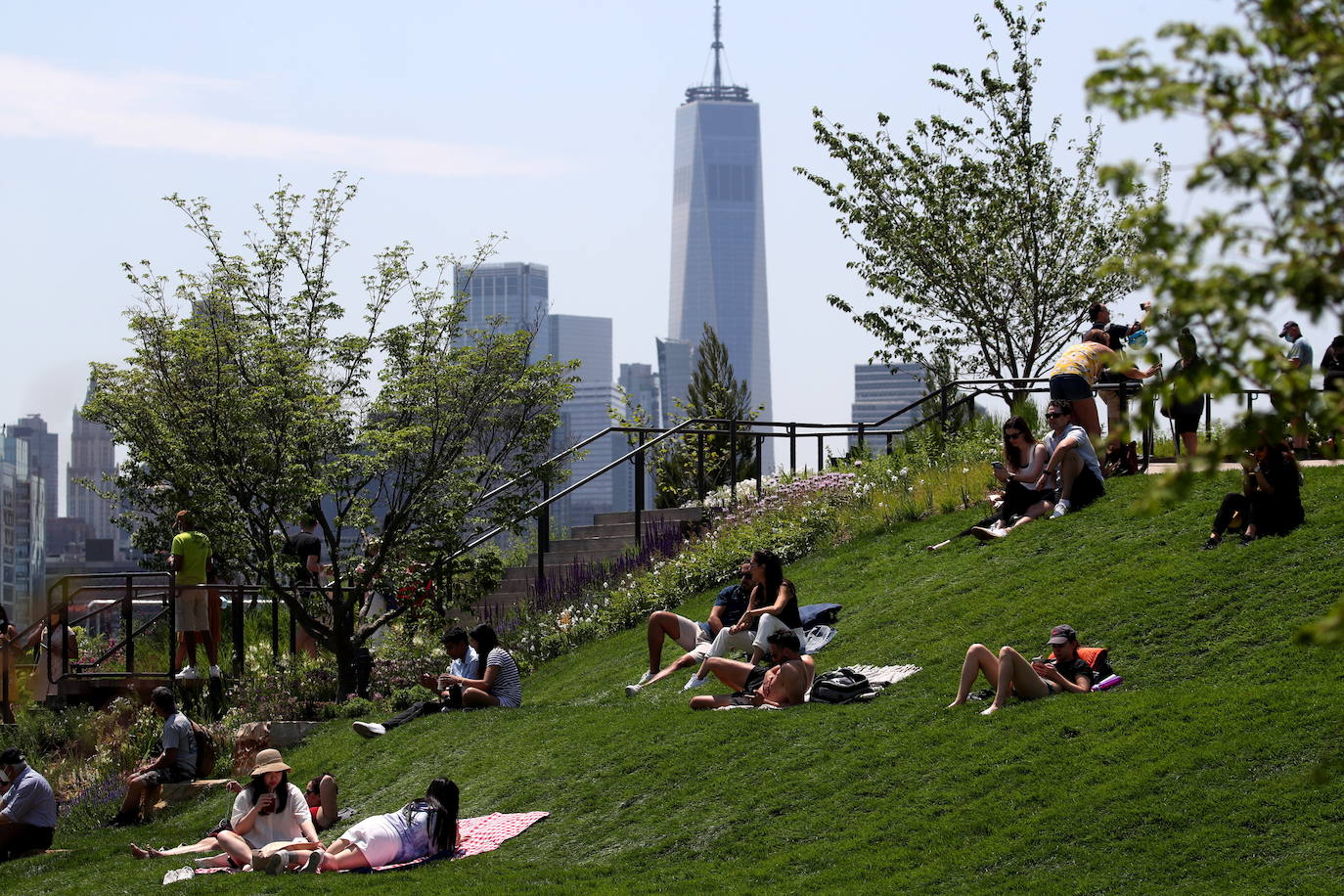 Sobre 132 enormes tulipanes de cemento sostenidos por pilares a orillas del río Hudson levita 'Little Island' (Pequeña Isla), un nuevo parque público flotante de 260 millones de dólares inaugurado el pasado viernes en Nueva York para deleite de la población, tras más de un año de pandemia. 