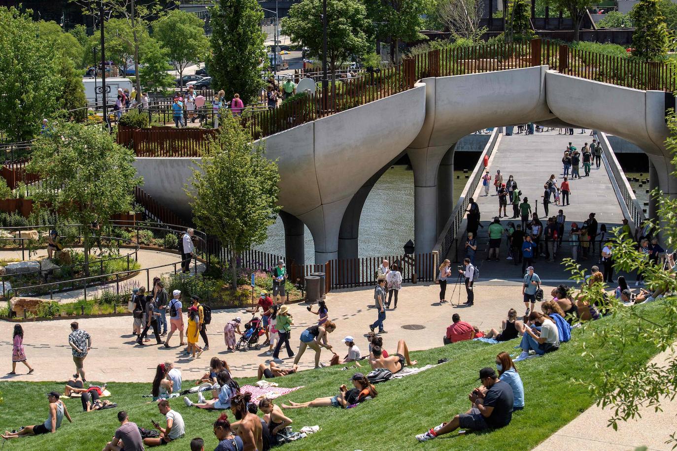 Sobre 132 enormes tulipanes de cemento sostenidos por pilares a orillas del río Hudson levita 'Little Island' (Pequeña Isla), un nuevo parque público flotante de 260 millones de dólares inaugurado el pasado viernes en Nueva York para deleite de la población, tras más de un año de pandemia. 