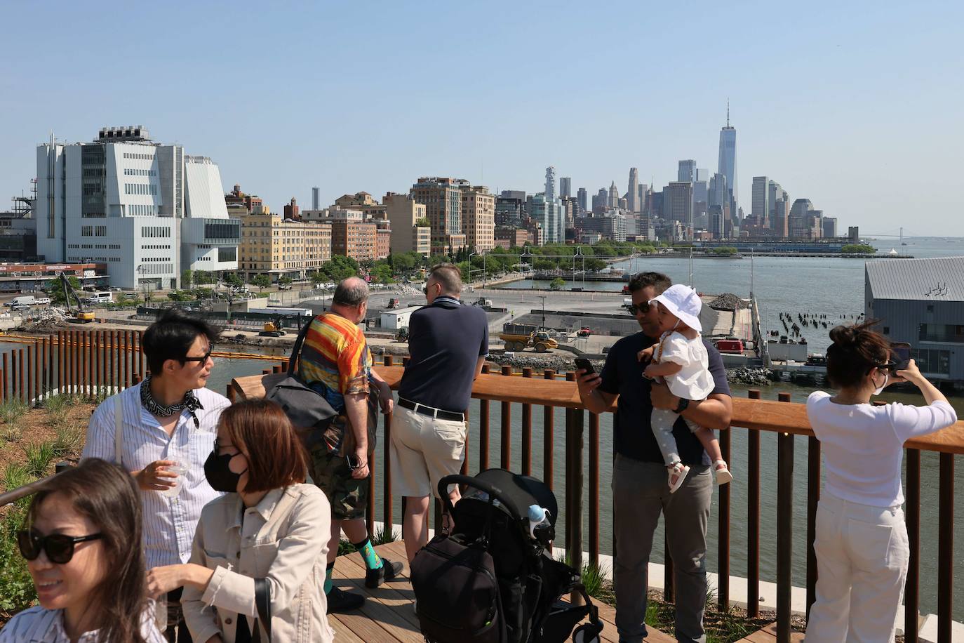 Sobre 132 enormes tulipanes de cemento sostenidos por pilares a orillas del río Hudson levita 'Little Island' (Pequeña Isla), un nuevo parque público flotante de 260 millones de dólares inaugurado el pasado viernes en Nueva York para deleite de la población, tras más de un año de pandemia. 