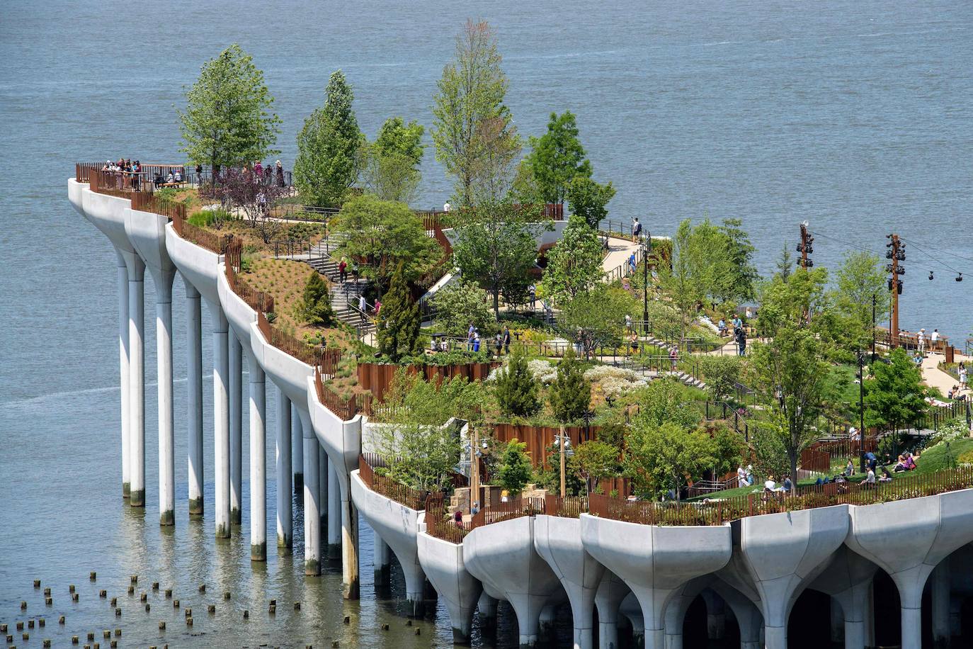 Sobre 132 enormes tulipanes de cemento sostenidos por pilares a orillas del río Hudson levita 'Little Island' (Pequeña Isla), un nuevo parque público flotante de 260 millones de dólares inaugurado el pasado viernes en Nueva York para deleite de la población, tras más de un año de pandemia. 