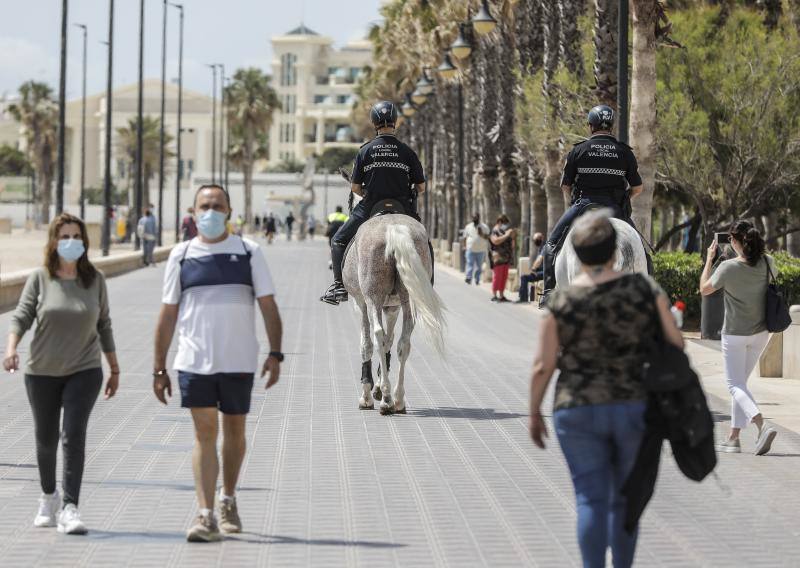 Agentes de la Policía Local patrullan el paseo marítimo de Valencia. 