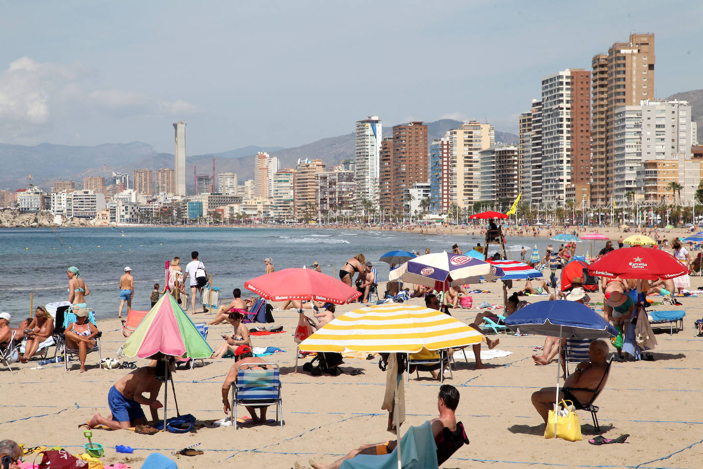 Fotos: Los turistas empiezan a desembar en la costa valenciana