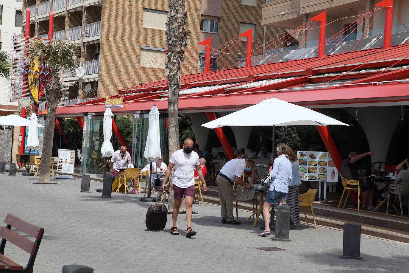 Fotos: Los turistas empiezan a desembar en la costa valenciana