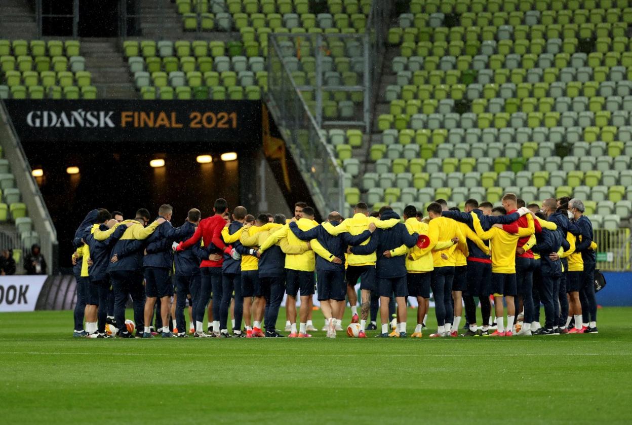 Los jugadores y cuerpo técnico del Villarreal, unidos en el entrenamiento previo a la final de la Europa League ante el Manchester United. efe