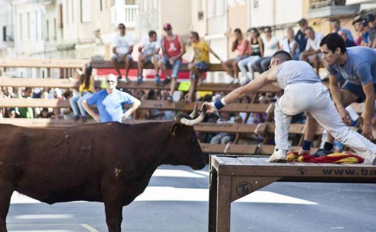 Un festejo de bous al carrer. 