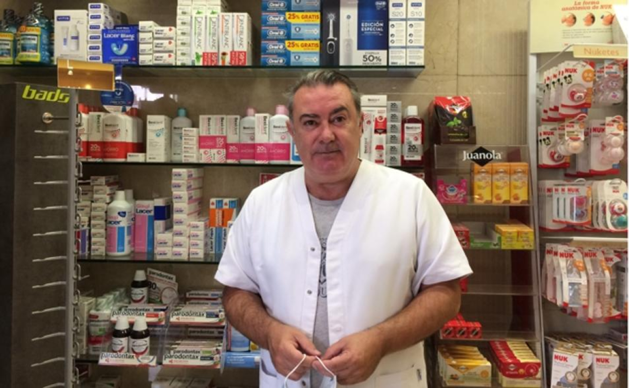 Francisco Martínez cuenta su experiencia en el barrio desde la farmacia que lo vio aparecer y crecer.