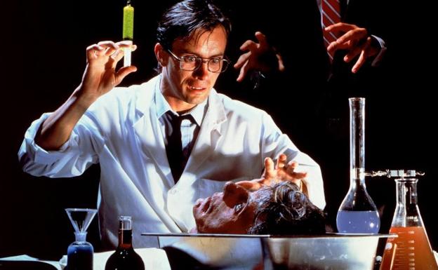 Jeffrey Combs es el 'mad doctor' de 'Re-Animator'.