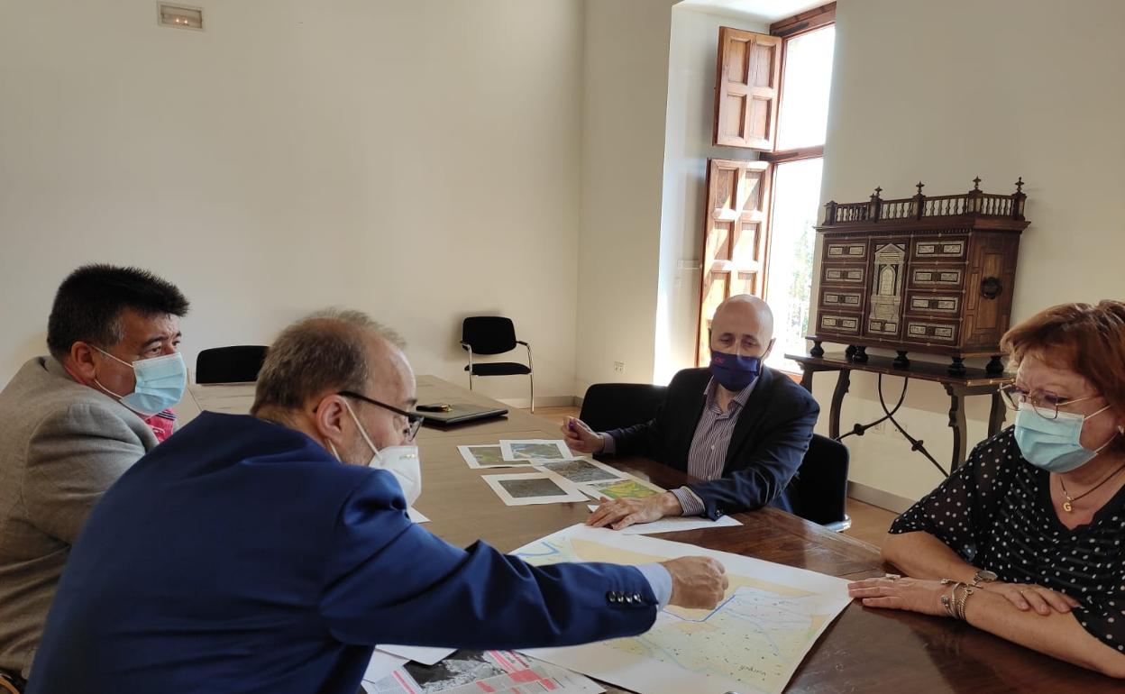 El edil Fernando Pascual y el alcalde Diego Gómez en al reunión con Gloria Calero y Miguel Polo.