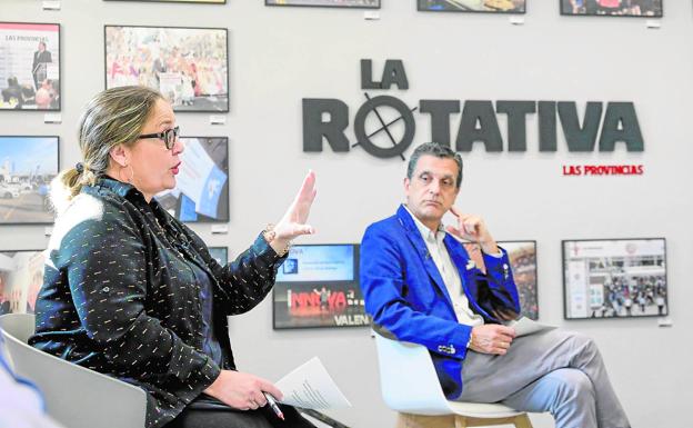 La columnista Manu Ríos junto al moderador y jefe de Opinión de LAS PROVINCIAS, Pablo Salazar, durante el debate.