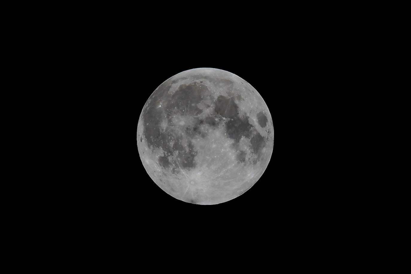 Durante el eclipse, la luna llena ha atravesado la sombra de la Tierra