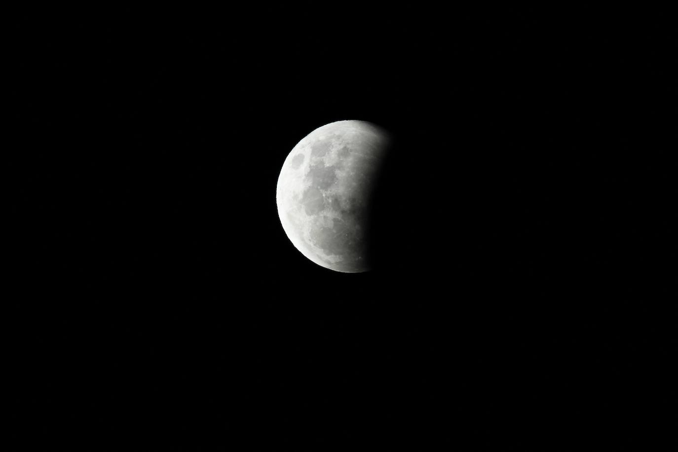 Durante el eclipse, la luna llena ha atravesado la sombra de la Tierra