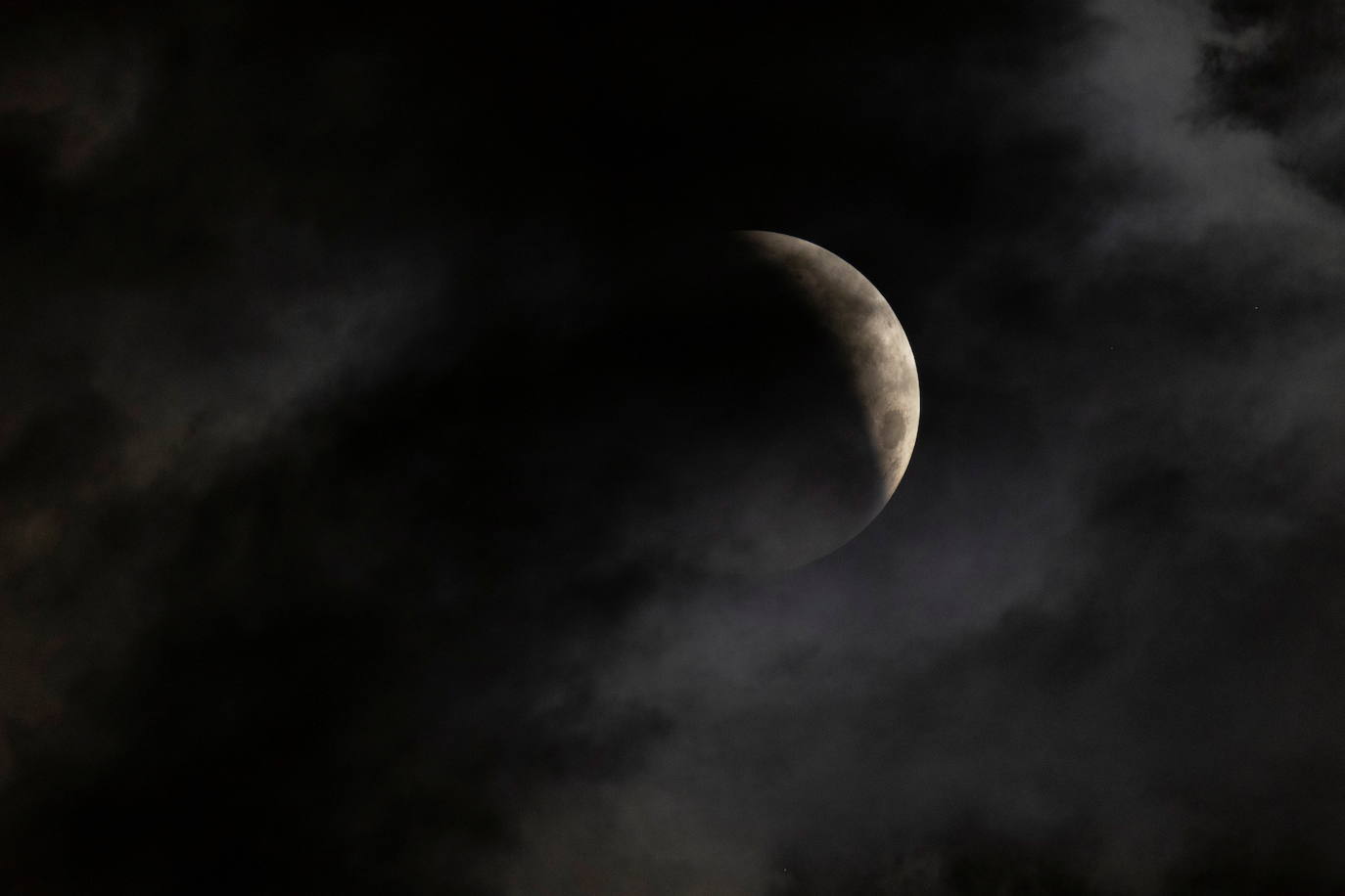 Durante el eclipse, la luna llena ha atravesado la sombra de la Tierra