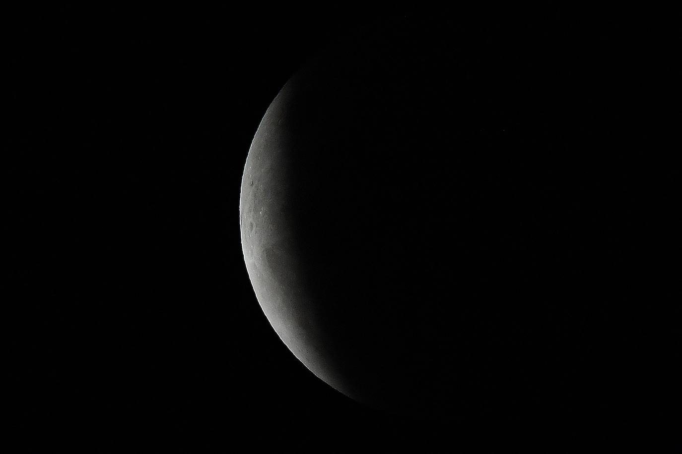 Durante el eclipse, la luna llena ha atravesado la sombra de la Tierra