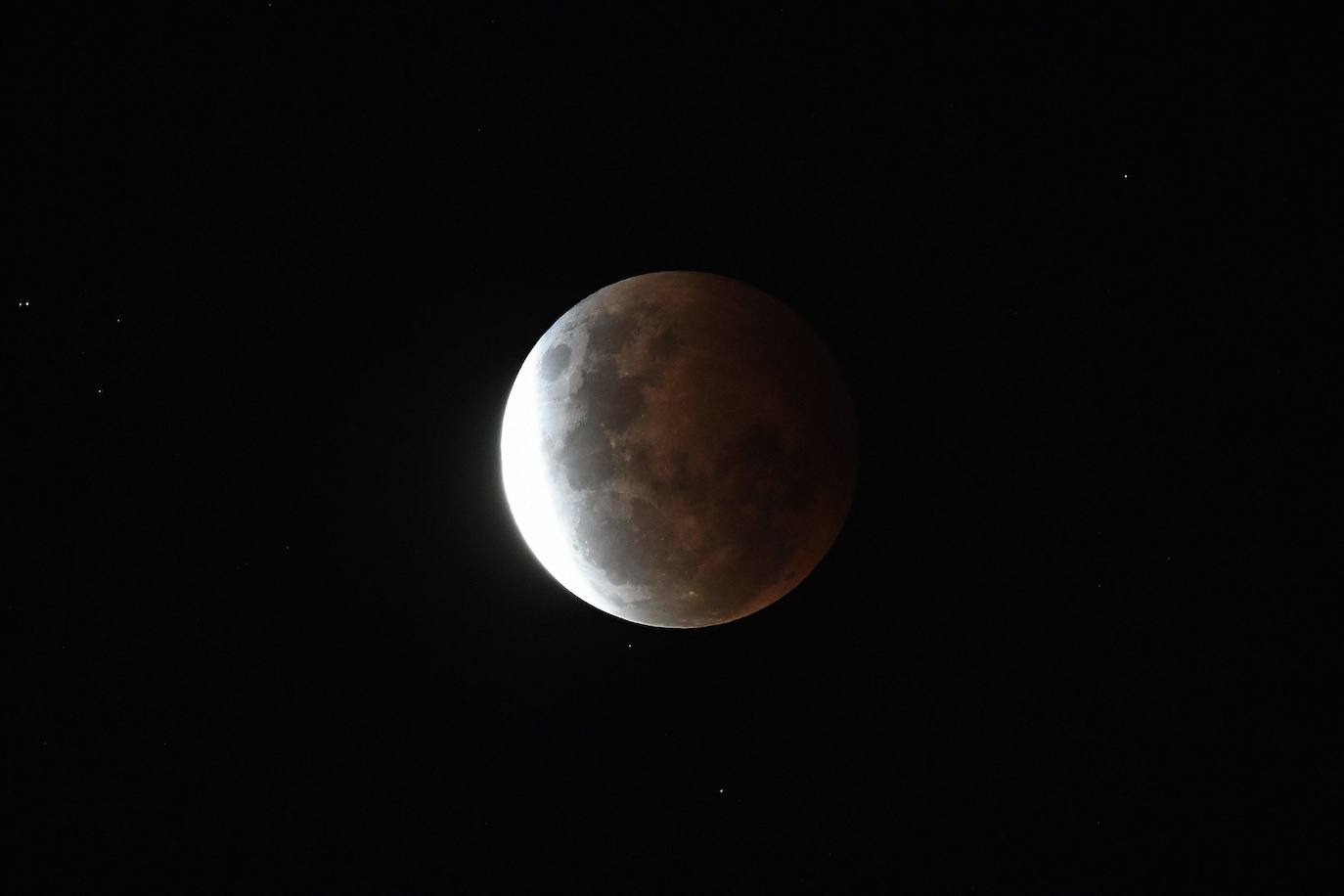 Durante el eclipse, la luna llena ha atravesado la sombra de la Tierra