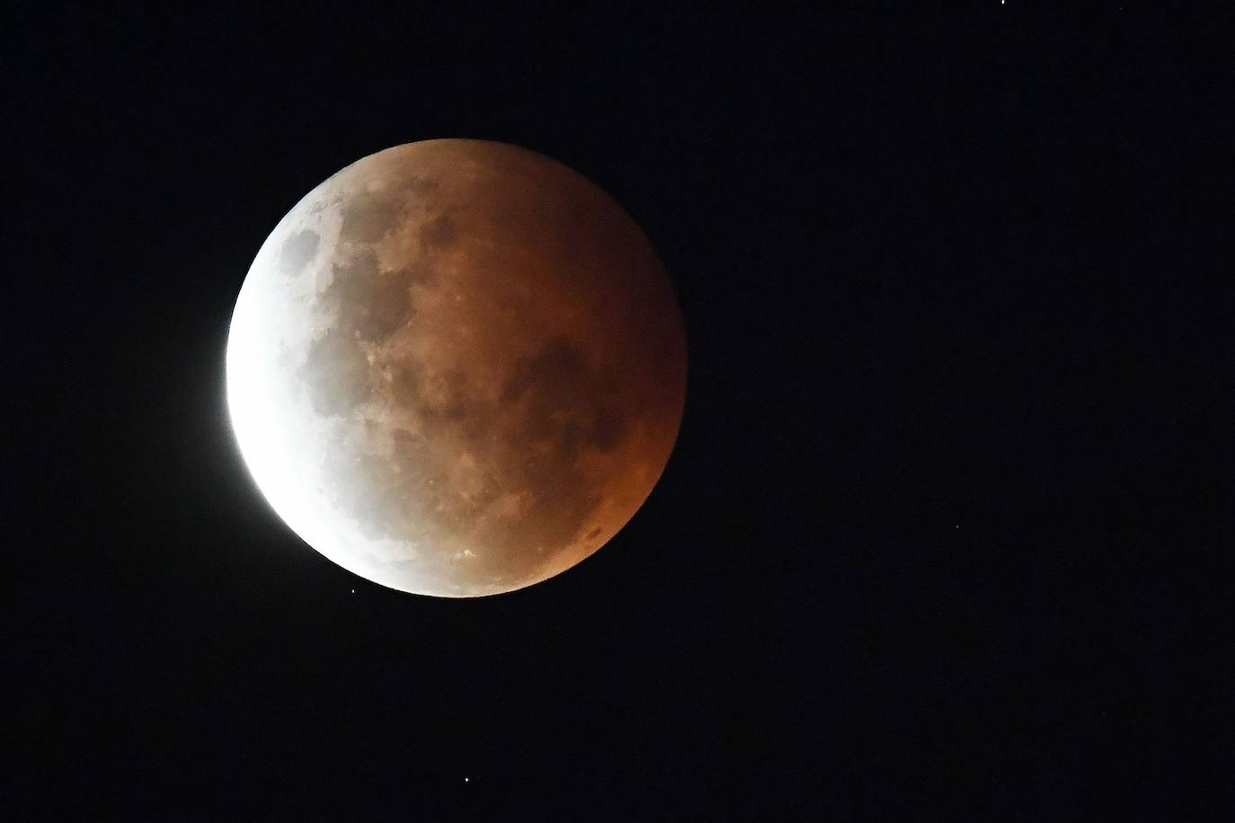 Durante el eclipse, la luna llena ha atravesado la sombra de la Tierra