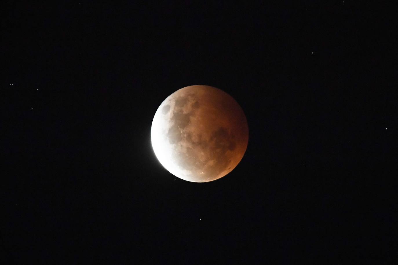 Durante el eclipse, la luna llena ha atravesado la sombra de la Tierra