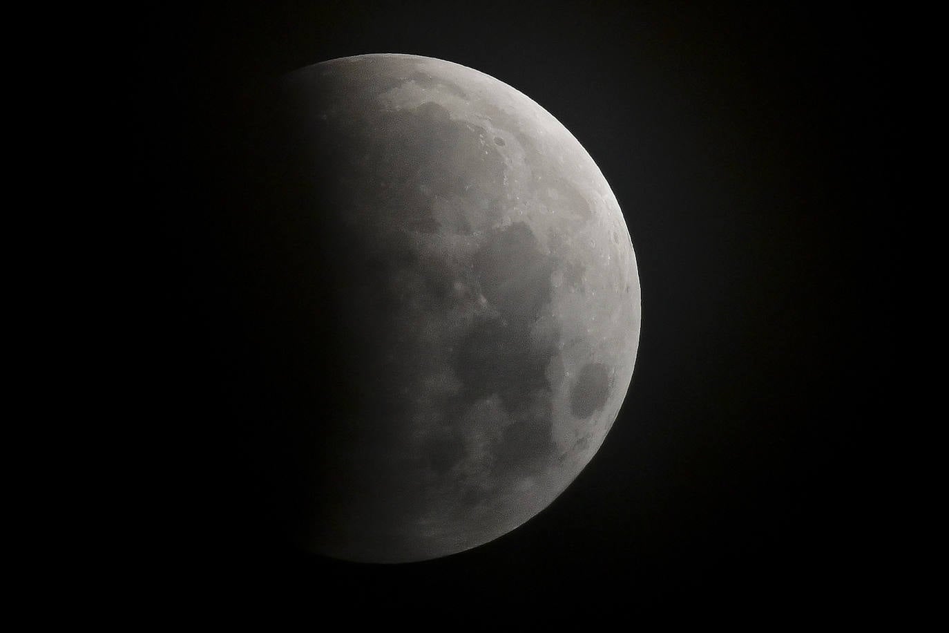 Durante el eclipse, la luna llena ha atravesado la sombra de la Tierra