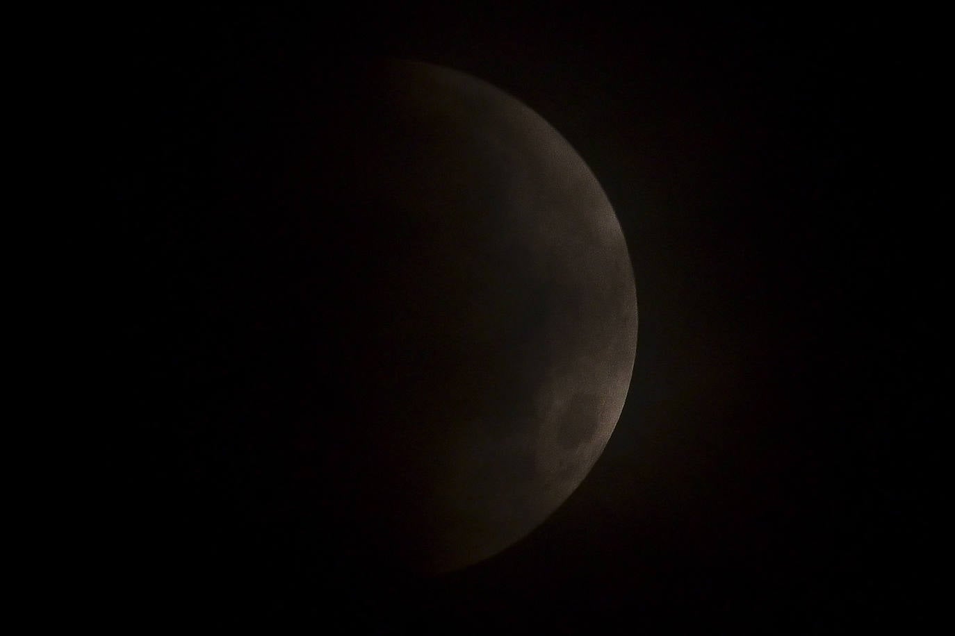 Durante el eclipse, la luna llena ha atravesado la sombra de la Tierra