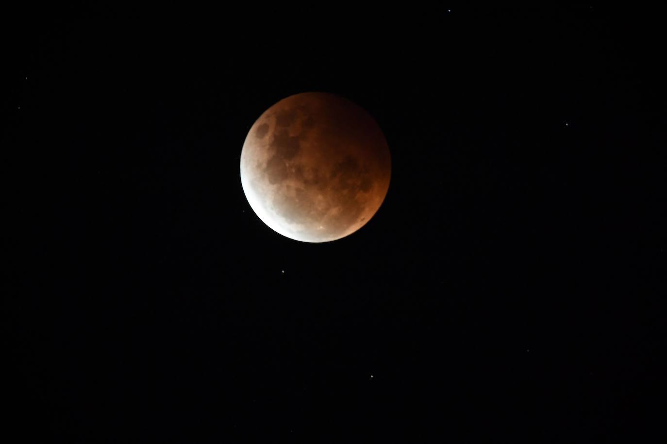 Durante el eclipse, la luna llena ha atravesado la sombra de la Tierra