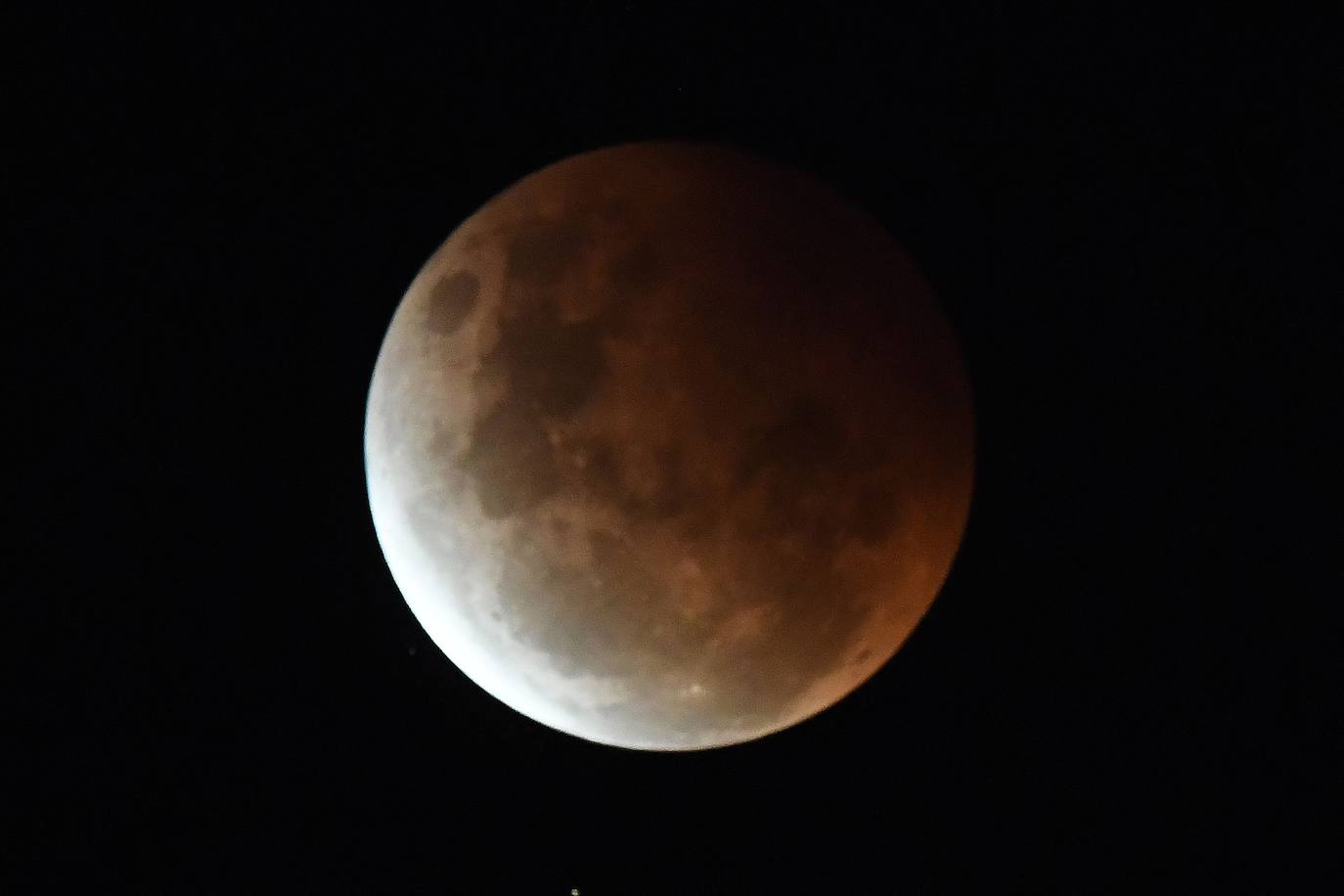 Durante el eclipse, la luna llena ha atravesado la sombra de la Tierra