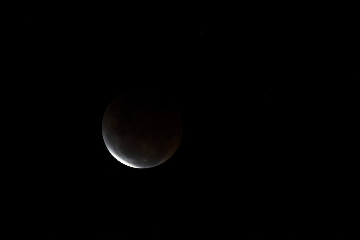 Durante el eclipse, la luna llena ha atravesado la sombra de la Tierra