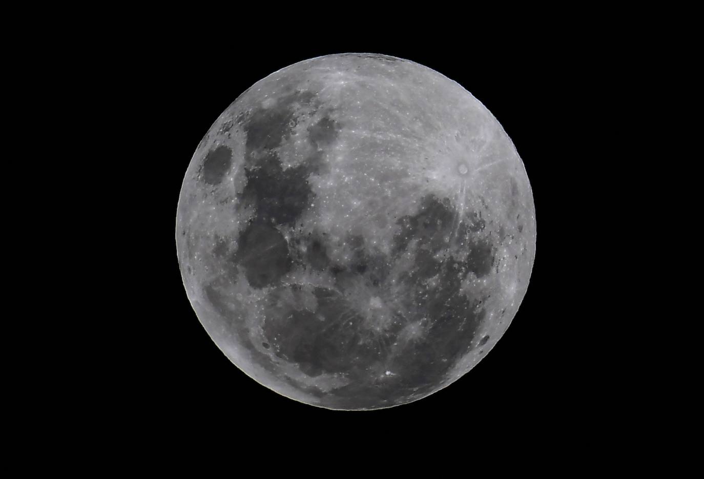 Durante el eclipse, la luna llena ha atravesado la sombra de la Tierra