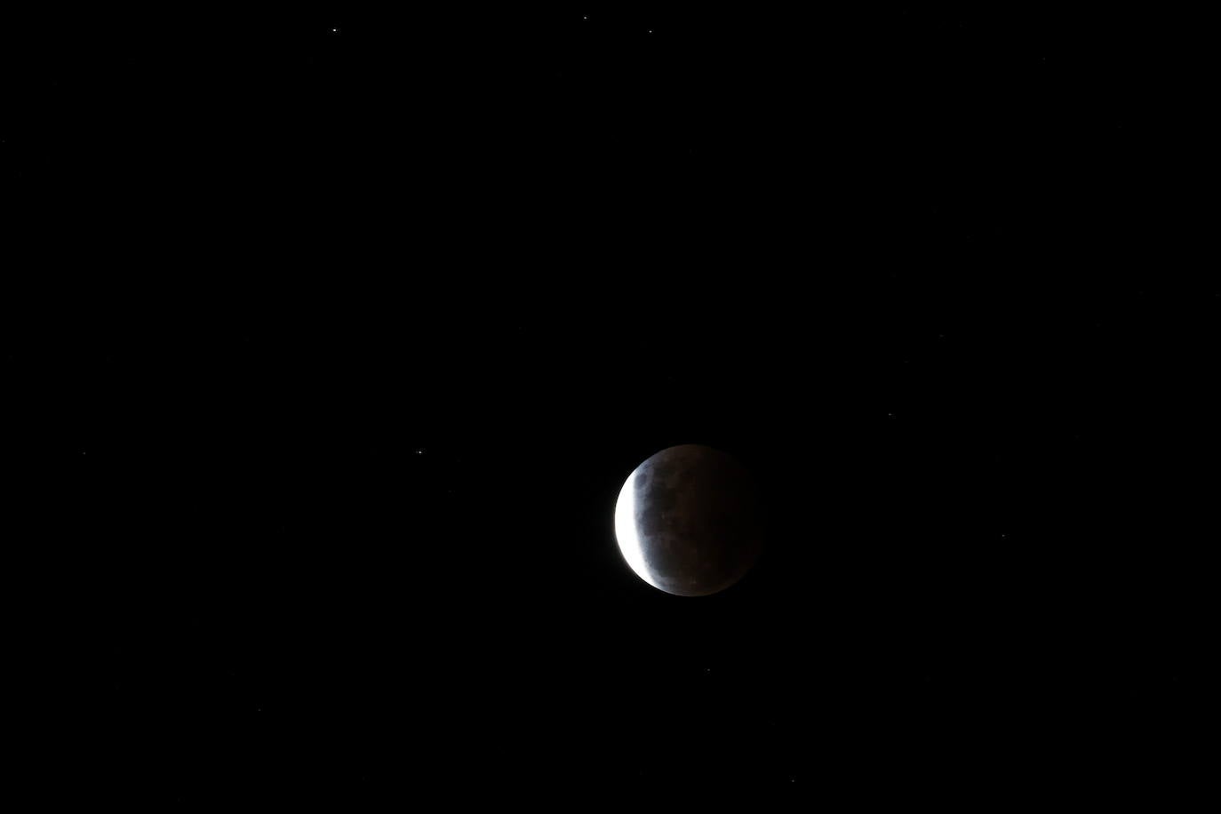 Durante el eclipse, la luna llena ha atravesado la sombra de la Tierra