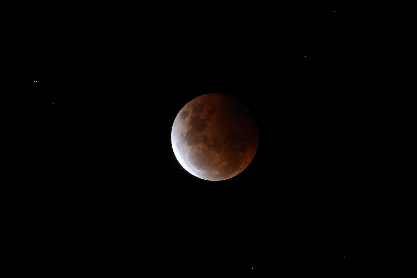 Durante el eclipse, la luna llena ha atravesado la sombra de la Tierra