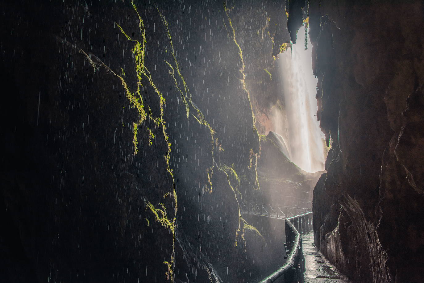 MONASTERIO DE PIEDRA (NUÉVALOS, ZARAGOZA) | El parque del Monasterio de Piedra, de Zaragoza, cuenta con caminos, senderos y grutas donde fusionarse con el encanto natural de cascadas, árboles centenarios y una vegetación propia de una película de aventuras. El agua es la protagonista de un recorrido de visita obligada para toda la familia. La entrada cuesta 15,50 euros para los adultos y 11 euros para niños. 