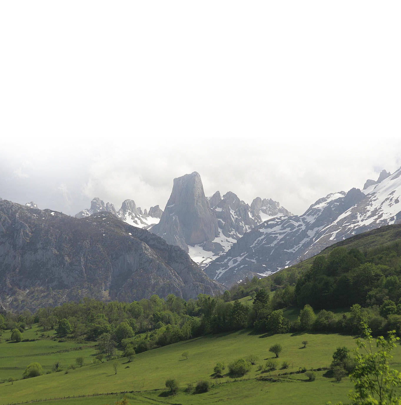 NARANJO DE BULNES (ASTURIAS) | El Naranjo de Bulnes, conocido en asturiano como Picu Urriellu, es una de las cimas más fotogénicas de los Picos de Europa. Tiene una altitud de 2.519 metros y es una de las cimas emblemáticas del alpinismo español, especialmente por los 550 metros de pared vertical de su cara oeste. La ruta completa tiene una duración de seis horas y a través de ella se transitará por aldeas de montaña y caminos zigzagueantes.