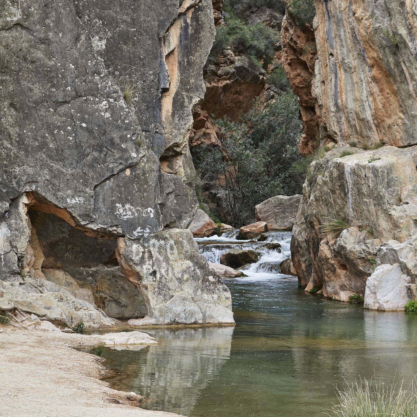 RUTA DEL AGUA (CHELVA) | La Ruta del Agua es un itinerario turístico de trazado circular, que combina naturaleza y cultura en un paseo de aproximadamente dos horas de duración en el corto y de entre 3,5 y 4 horas en el largo, con áreas de descanso. Ideal para realizar en familia. A lo largo de esta ruta encontramos parajes tan singulares como la Playeta; cuyas cascadas y remanso se convierten en una zona tradicional de baño; o el túnel de Olinches, excavado en la montaña y que nos transporta a uno de los parajes más abruptos del río Chelva.