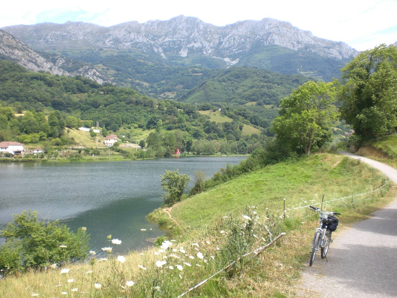 SENDA DEL OSO (ASTURIAS) | La Senda del Oso es una vía verde que discurre por los concejos de Proaza, Teverga, Quirós y Santo Adriano, todos ellos en el Principado de Asturias. Es una de las rutas de senderismo más frecuentadas de España y es ideal para realizar en bicicleta, ya que está íntegramente asfaltada. Cuenta con 22 kilómetros y se alza sobre una antigua vía férrea. Los ciclistas atravesarán algunos túneles y también cruzarán puentes sobre los ríos Trubia, Llanuces, Teverga y Picarós. 