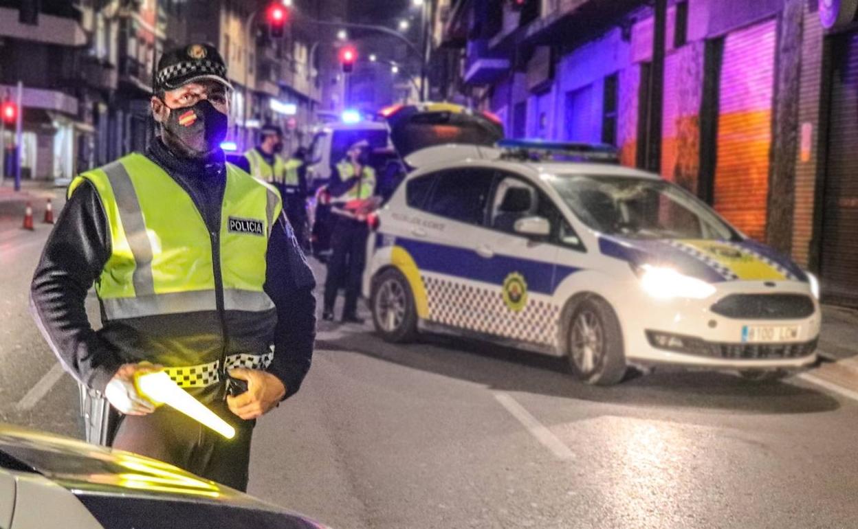 Los detenidos, de entre 20 y 29 años, han sido puestos a disposición del Juzgado de Instrucción de Guardia de Alicante.  