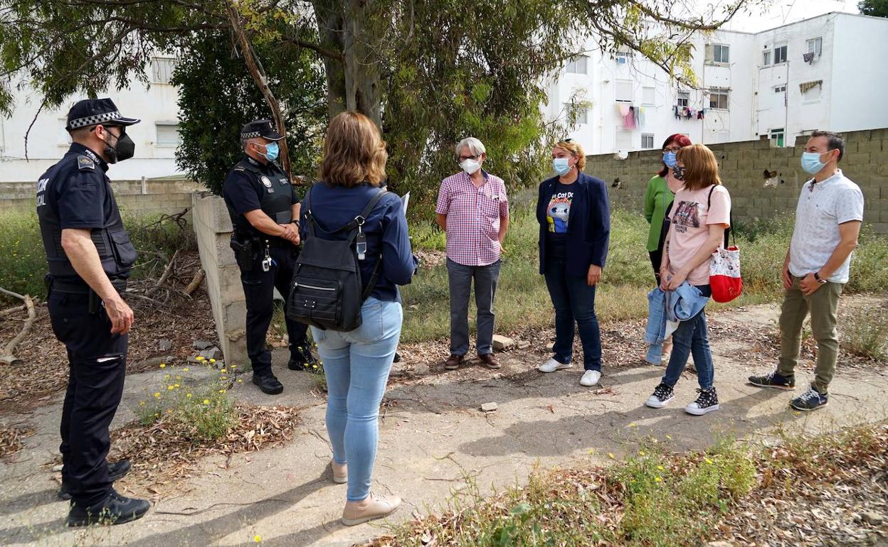 La alcaldesa, Eva Sanz, y miembros de la corporación, visitan la zona con la Policía Local. 