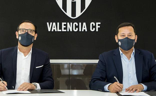 Bordalás y Murthy, durante la firma del contrato.