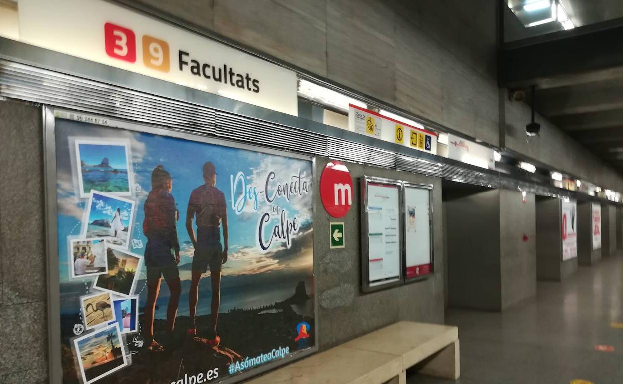 Uno de los carteles promocionales instalado en una estación del metro de Valencia. 