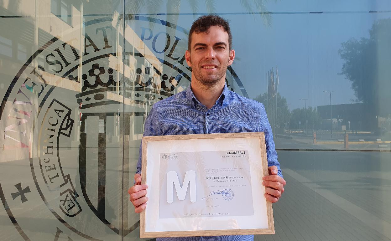 David Melo, con su distintivo entregado por la UPV. 