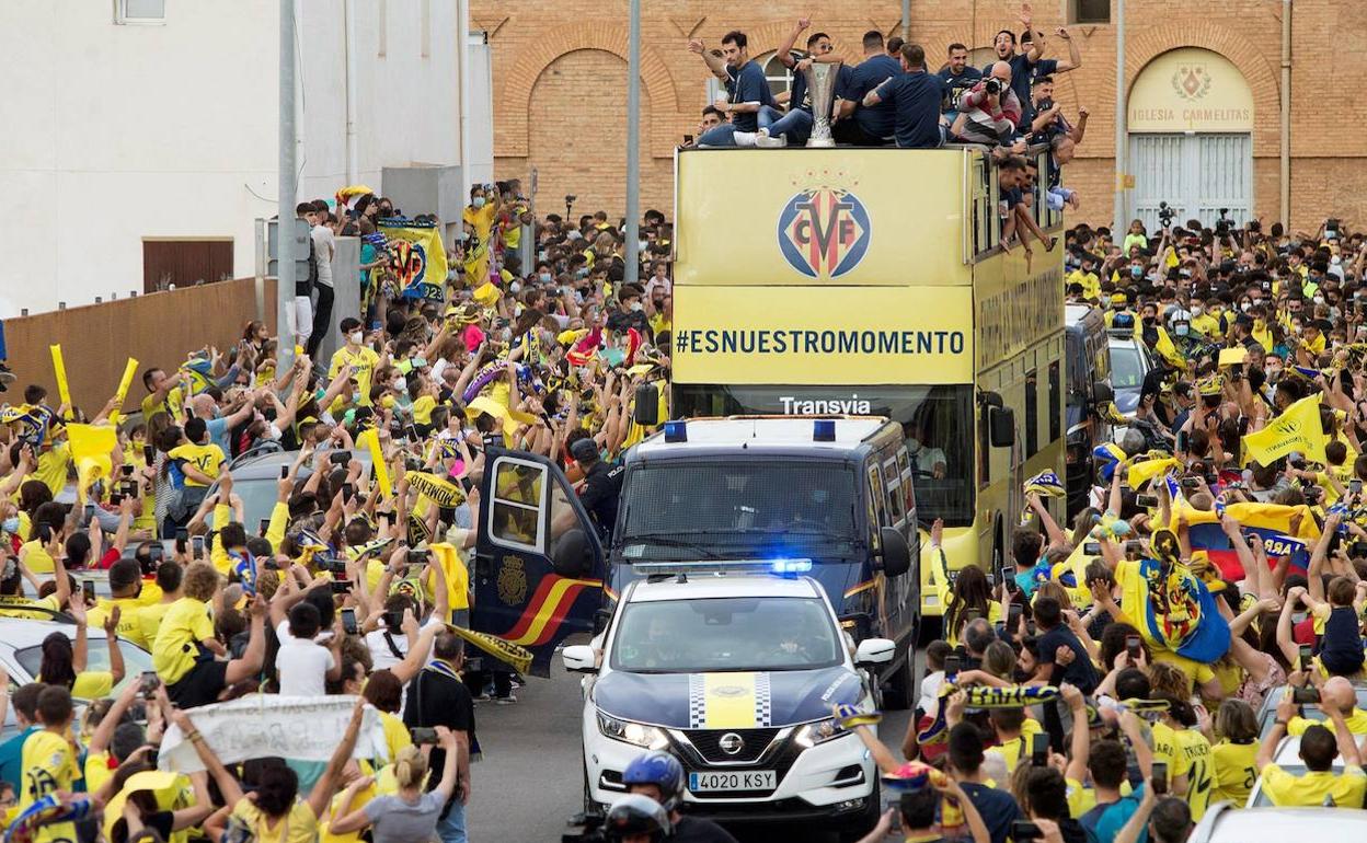 El autobús de la expedición del Villarreal avanza entre los aficionados.