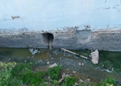 Imagen secundaria 1 - La acequia que discurre junto a una finca y detalle del agujero por el que se vierten las aguas. 