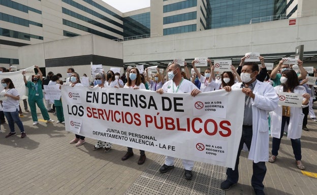 Sanitarios protestan a las puertas de los hospitales valencianos por el cese de más de 3.000 refuerzos Covid